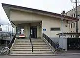 塗り直し前の駅舎（2018年6月）