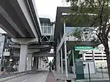 高架と駅舎