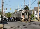 併用軌道上のホームがない駅に停車する列車