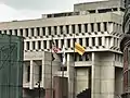 マサチューセッツ州・ボストンの市庁舎(英語版)に掲揚された黄底三線旗(2018年4月30日)