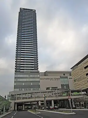 公演が行われたJ:COMホール八王子が入居するサザンスカイタワー八王子