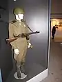 1943年以降の野戦服を着用し、PPSh-41と RGD-33手榴弾を携帯したいわゆる一般的な赤軍兵士のスタイル。肩章はバルチック艦隊を示し、海軍歩兵を再現した展示だが、野戦服自体は全軍で用いられた。