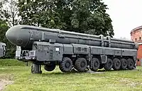 7軸14輪タイプのMAZ-7912/MAZ-7914。RT-2PM "トーポリ"弾道ミサイル搭載。