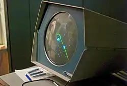 PDP-1のモニタ装置と、そのスクリーン上で作動する『スペースウォー!』