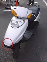 日本の50&nbsp;cc超 - 125&nbsp;cc以下は車体前端に白いステッカーを掲示し、車体後方には三角ステッカーを掲示する（任意）。