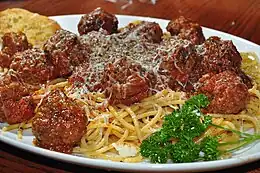 人気のあるイタリア系アメリカ料理のスパゲッティ・ウィズ・ミートボール