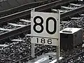 ここから186m間は80km/h以下で走行せよという意味。下側の数字が速度制限の区間長を示す。