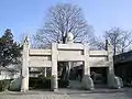 3梁4柱、屋根のない石楼坊、陵墓の墓道にある牌坊、現在田義墓に所蔵