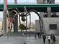 美術館のクモの彫刻と橋桁