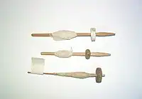 スピンドル3種。下に重りがつけられている。それぞれ、やや異なった技で紡いだもので、糸の巻かれている位置が異なる。