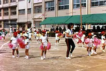小学校の集団演技（ポンポンを使った踊り）