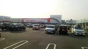 四日市店 (正面建物が元メガマート)