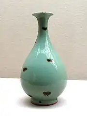 （青磁の例）青磁鉄斑文瓶（飛青磁花生） 元 大阪市立東洋陶磁美術館