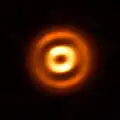 原始惑星系円盤内の塵を観測することで、科学者は惑星形成の最初の段階を調べることができる。