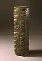 玉琮（高さ 29.2cm）紀元前2600年～前2400年