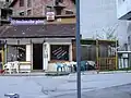 セカ・ファストフード店。紛争以前はモスクがあった。写真右隅には墓石がある。