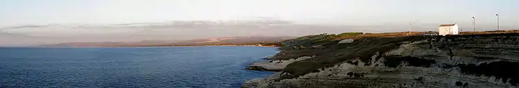 アジナーラ湾に臨む海岸。