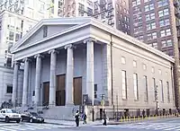 バークレイ・ストリート (Barclay Street) の角にあるニューヨーク市歴史建造物 (en) かつアメリカ合衆国国家歴史登録財であるセント・ペーター・ローマ・カトリック教会 (en)