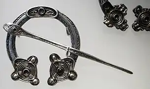 準環状のブローチ