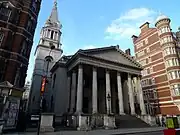 ホークスムアのセント・ジョージ教会（英語版）。尖塔はマウソロス霊廟の影響を受けている。「巨大で暗く精巧な聖堂の精神、鳥糞に染まった石積みが今世紀を定義した……」