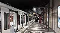 地下駅（高床式プラットホーム）停車時