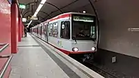 地下駅に停車するB80D(2019年撮影)