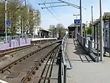 専用軌道上に設置された相対式ホーム（Augsburger Platz）