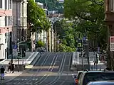 歩道と直結したプラットホームが存在するEugensplatz駅