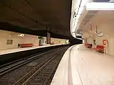 三線軌道が残る地下駅（Schlossplatz）