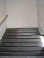壁で行き止まりの階段