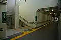 地下通路から駅に上がる階段部分