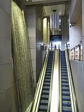 ロビーの滝