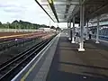 プラットホーム左端から南側を見る。新しいホームは右奥にある。（2008年7月撮影）