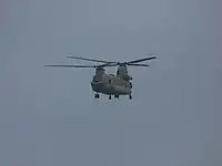 （左）シングルローターのヘリによる飛行（ロビンソン R22）(右）ツイン・ローター機による飛行（ボーイング・バートル CH-47）