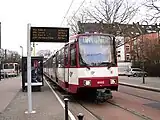 プラットホームの高さが低い地上駅では高床式電車はステップを展開する（Benrath駅、2011年撮影）