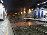 Lemonnier駅乗客が往来可能な構内踏切が設置されている