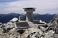 国土地理院 一等三角点「立山」一ノ越から登頂すると授与所手前にある。銅の説明板の直ぐ上、立方体の石標柱が国土地理院一等三角点「立山」。その向こうに見えるのは風景指示盤で、駿河の富士山、加賀の白山の方角などが刻印されている。