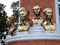モデル・ゴロブ(英語版)。ダッカのバングラ・アカデミーにある追悼彫像。