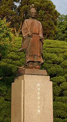 水前寺成趣園内にある細川忠利の像