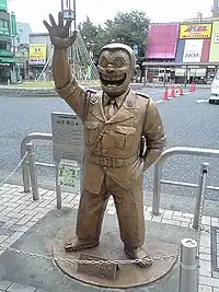 漫画『こちら葛飾区亀有公園前派出所』の登場人物、両津勘吉巡査長。連載が開始された1976年頃の警察官を模している。
