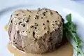 フランスのコショウ風味のソースをかけたステーキ