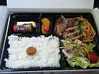 ソース入り（米倉屋の「ステーキ弁当」）
