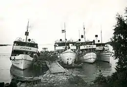1936年にクフモイネンのピヒラヤコスキ・ハーバーで撮影されたS/S ユヴァスキュラ、S/S スオミ、S/S タル、S/S テヒ。多くの乗客が下船している