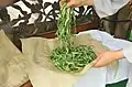 蒸した蓮の葉