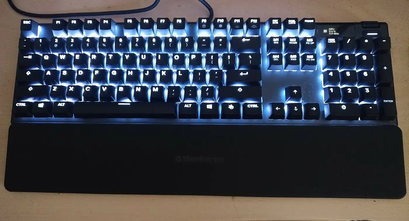 ゲーミングキーボードに内蔵されたディスプレイ(左)とジョグダイヤル(右)