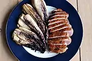 ソテーされたチコリと鴨胸肉