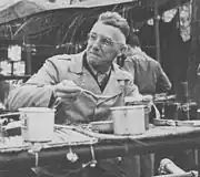 Cレーションを食べるジョセフ・スティルウェル(1943年、クリスマスの朝食)。コッヘルを使っている例。