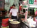 揚げ臭豆腐を調理する光景(台北市)