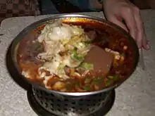 臭豆腐と固めた鴨の血の麻辣スープ煮込み