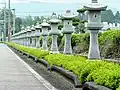 遺族などの寄進により周辺の道路脇に建てられている灯籠